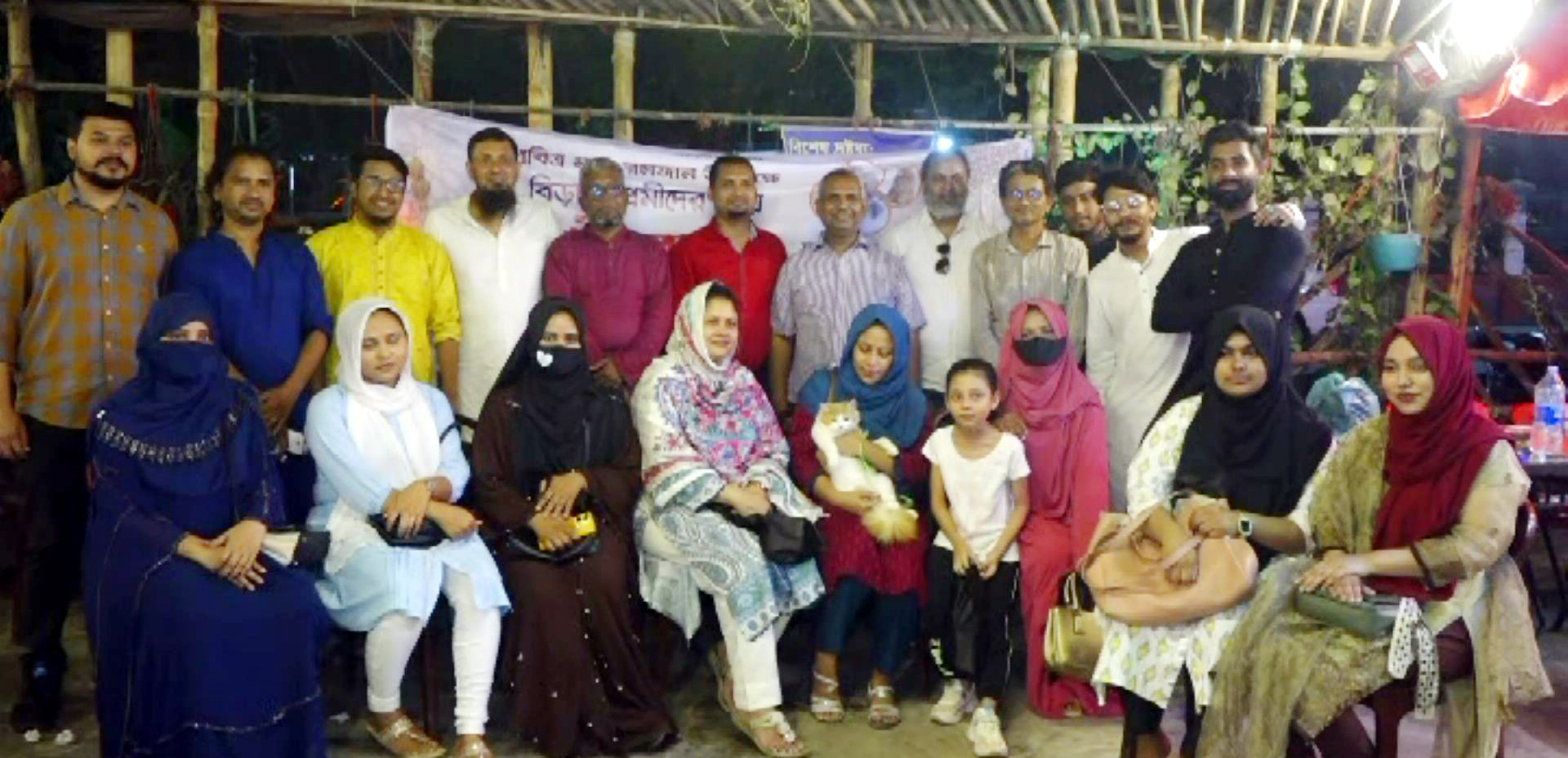 কুমিল্লায় বিড়াল প্রেমীদের নিয়ে ইফতার মাহফিল